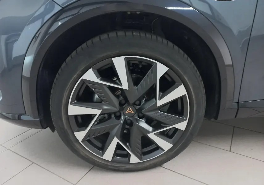 Gros plan sur la roue avant droite du CUPRA Formentor gris magnétique, mettant en valeur la jante au design géométrique bicolore.