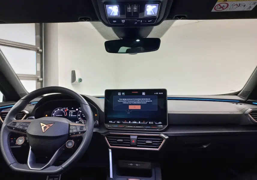 Vue intérieure avant du tableau de bord du CUPRA Formentor gris magnétique 2025 avec écran tactile et volant multifonction.