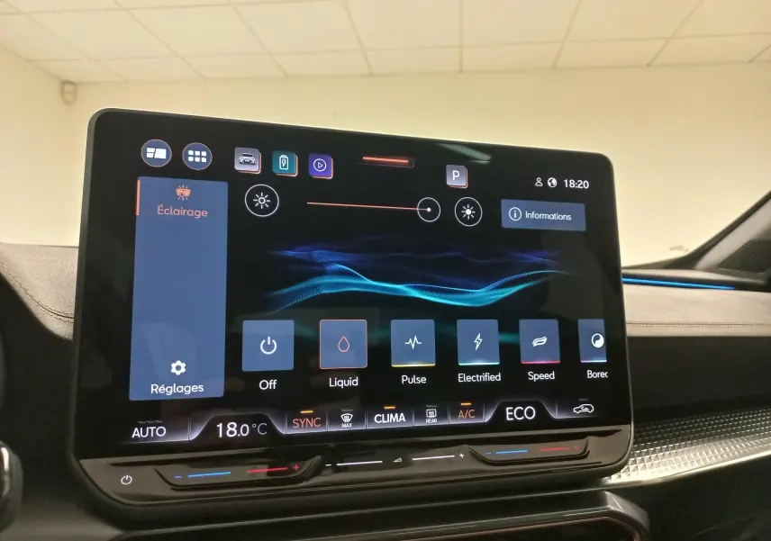 Vue intérieure du tableau de bord numérique du CUPRA Formentor 1.5 EHybrid 2025 avec écran tactile et réglages d’éclairage.