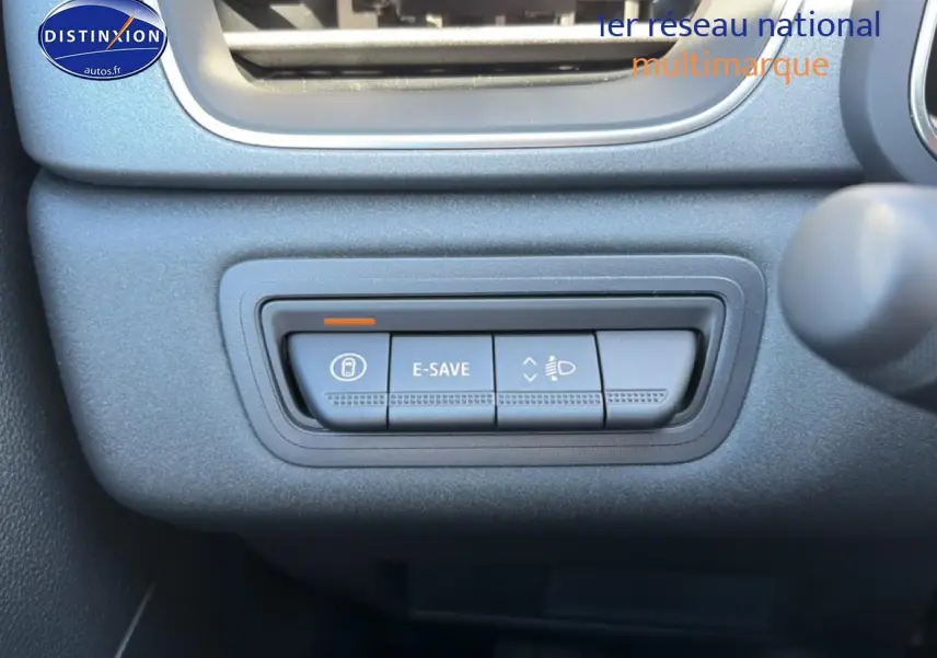 Gros plan sur les commandes E-SAVE et réglage des phares dans l'habitacle du Renault Captur 2026 hybride.