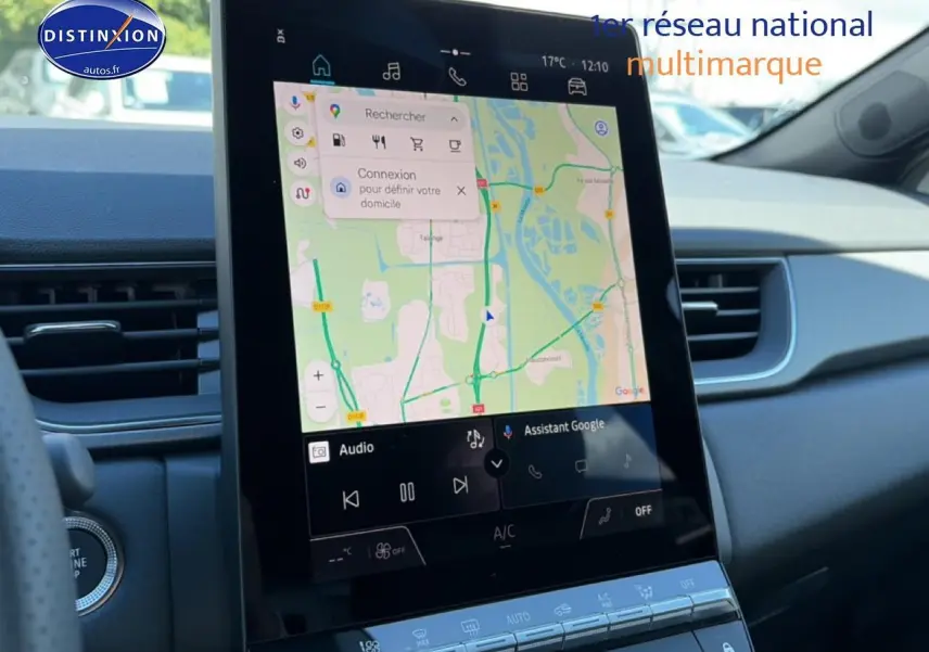 Écran tactile central du tableau de bord du Renault Captur 2026, affichant une carte GPS en navigation.