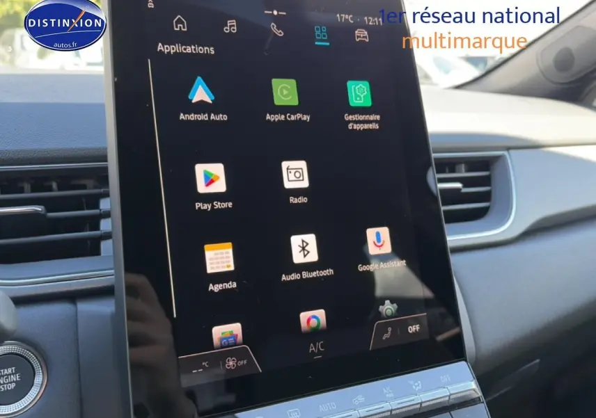 Vue intérieure centrée sur l’écran tactile du tableau de bord du Renault Captur 2026 rafale toit noir.