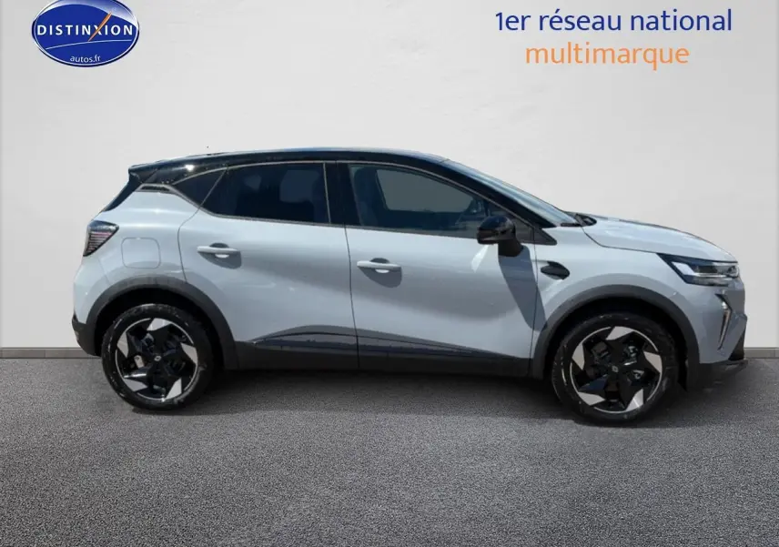Profil droit du Renault Captur 2026 Rafale toit noir avec jantes alliage noires et vitres surteintées.
