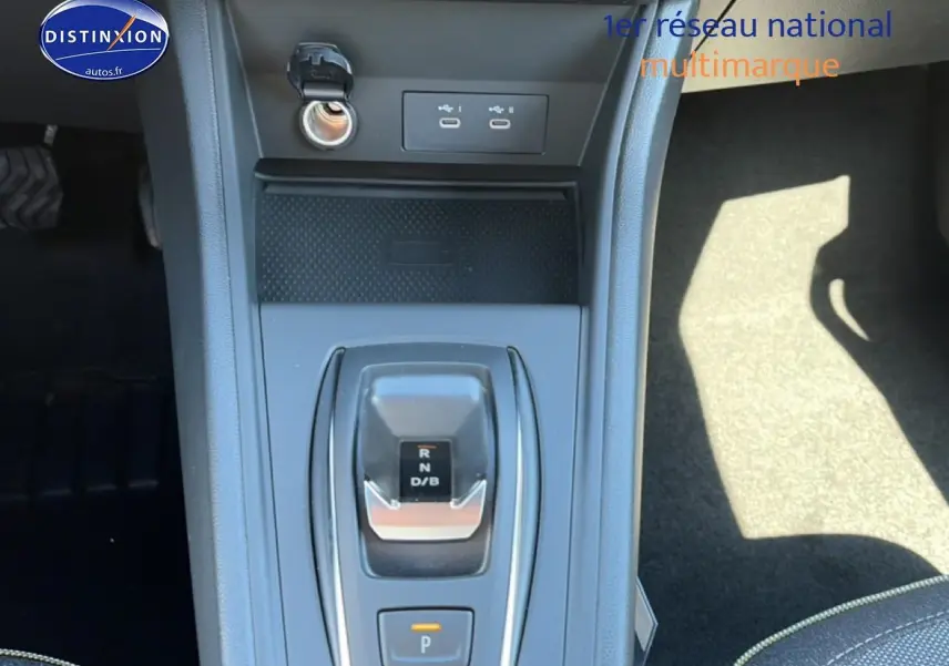 Vue rapprochée du levier de vitesses automatique sur la console centrale du Renault Captur 2026 rafale toit noir.