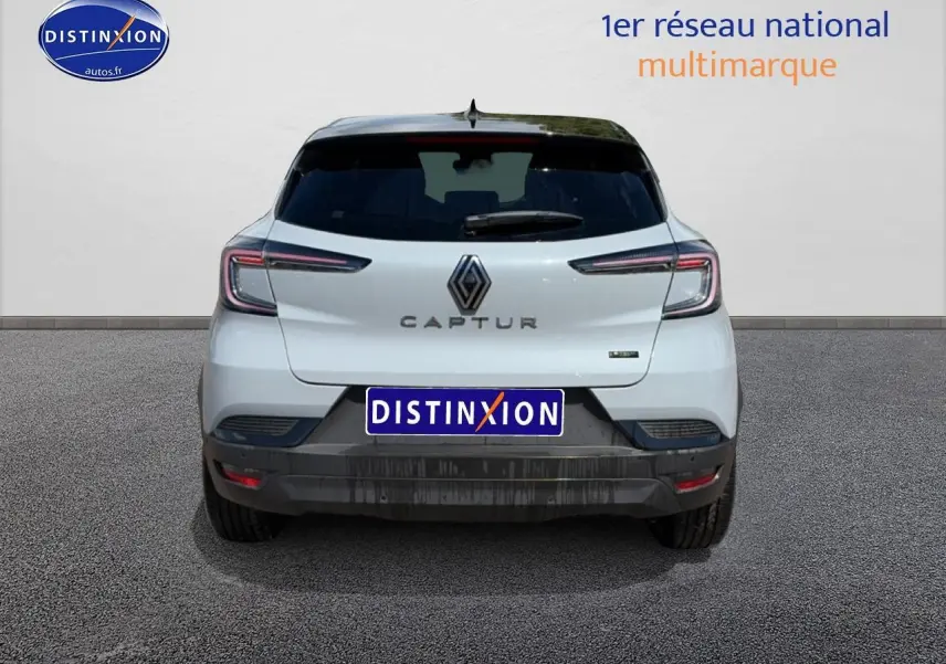 Vue arrière du Renault Captur 1.8 e-tech hybride 2026 en blanc Rafale avec toit noir et feux LED distinctifs.