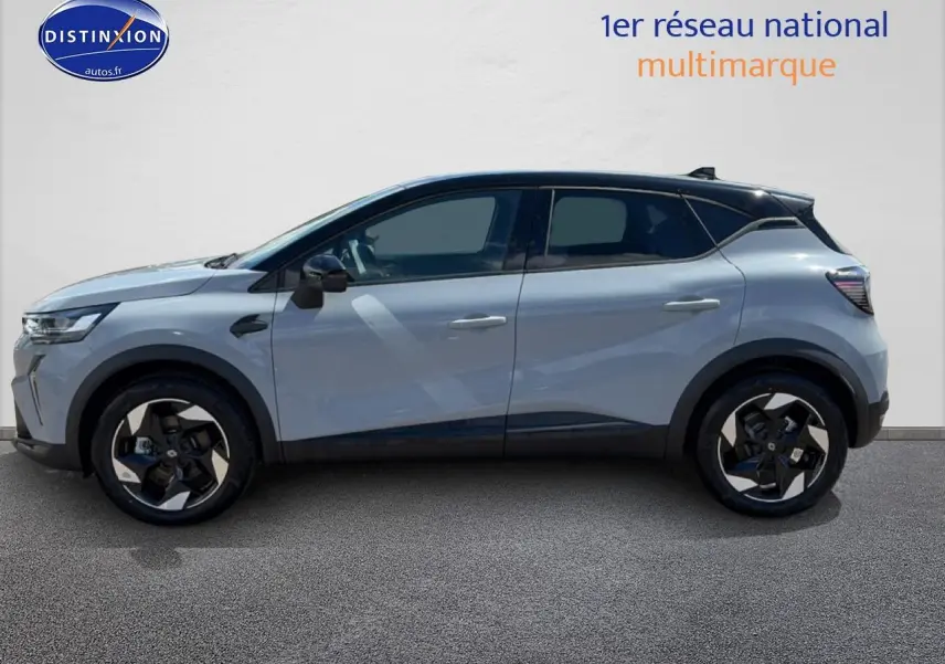 Profil droit du Renault Captur 1.8 e-tech hybride 2026 en couleur Rafale avec toit noir et jantes alu distinctives.