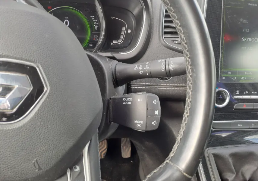 Gros plan sur le volant noir et le tableau de bord numérique du Renault Scenic IV 1.3 TCE 140 Intens de 2018.