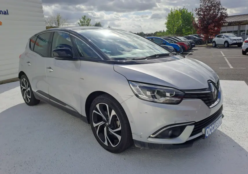 Renault Scénic IV gris platine avec toit noir, vue 3/4 avant droit, jantes alliage et calandre noire brillante.