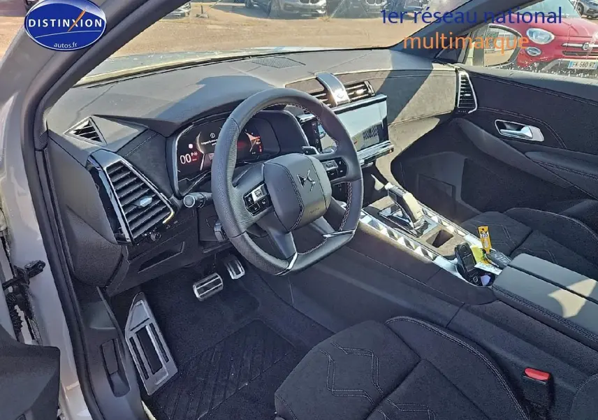 Intérieur du DS7 1.5 BlueHDi 130 Edition France 2025, vue côté conducteur, tableau de bord et console centrale noirs.