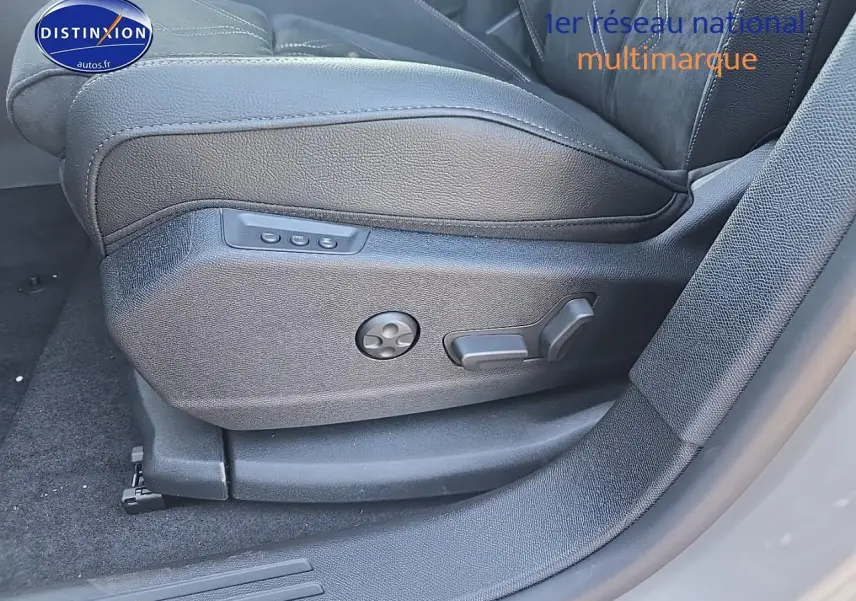 Gros plan sur le siège conducteur en cuir noir avec commandes électriques du DS7 1.5 BlueHDi 130 Edition France.