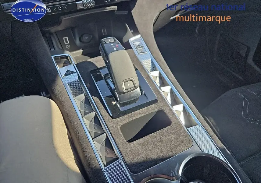 Console centrale vue de dessus du DS7 1.5 BlueHDi 130 Edition France, avec levier de vitesses et inserts chromés raffinés.