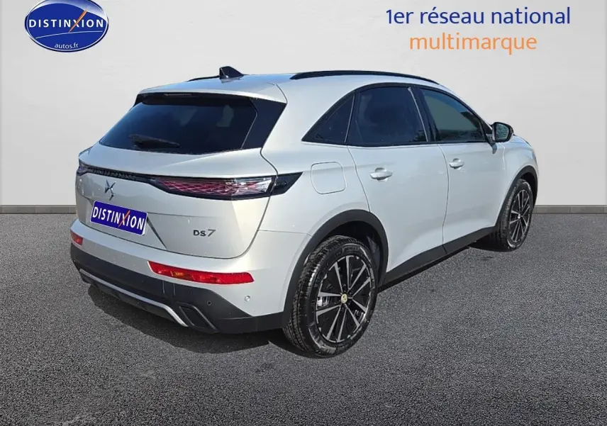 Vue 3/4 arrière droite d'un DS7 Cristal pearl avec vitres surteintées et jantes noires distinctives.