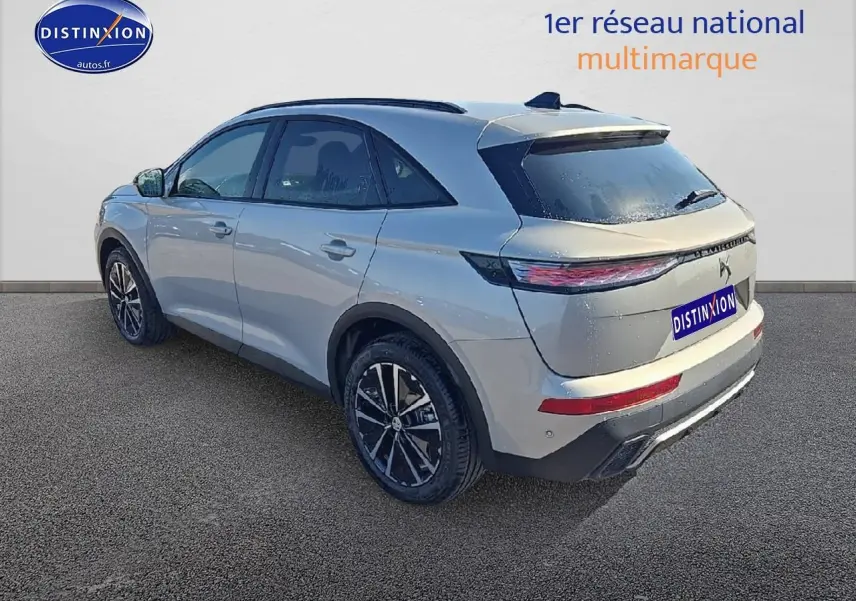 Vue 3/4 arrière droite du SUV DS7 1.5 BlueHDi 130 édition France en Cristal Pearl avec jantes noires et vitres teintées.