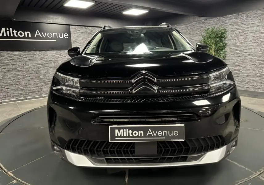 Vue frontale d'un Citroën C5 Aircross noir nacré avec calandre noir brillant et insert chromé en intérieur.