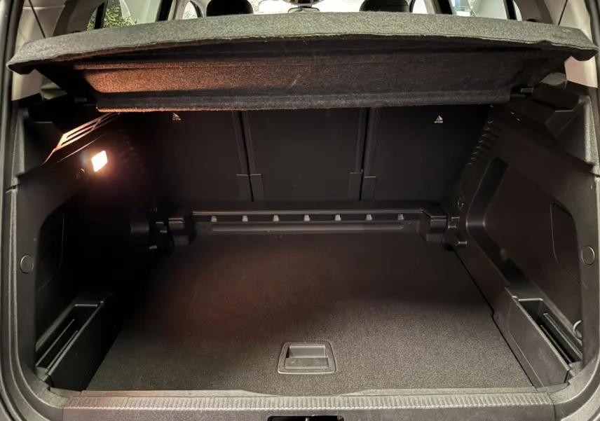 Coffre ouvert du Citroën C5 Aircross noir, montrant l'espace de chargement et la tablette cache-bagages relevée.