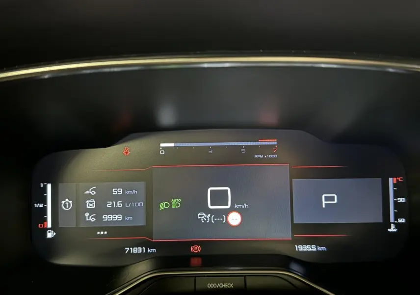 Tableau de bord numérique du Citroën C5 Aircross 2022, affichage vitesse, consommation et indicateurs divers.