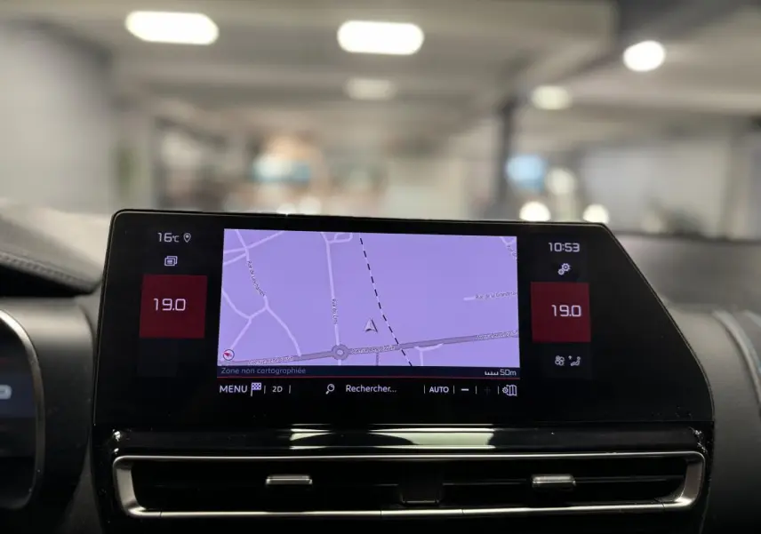 Écran tactile central du tableau de bord du Citroën C5 Aircross noir, affichant la navigation et la climatisation.