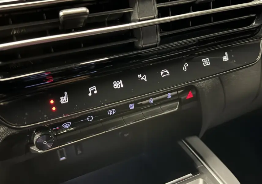 Détail de la console centrale noire du Citroën C5 Aircross 2022 avec commandes tactiles et boutons éclairés
