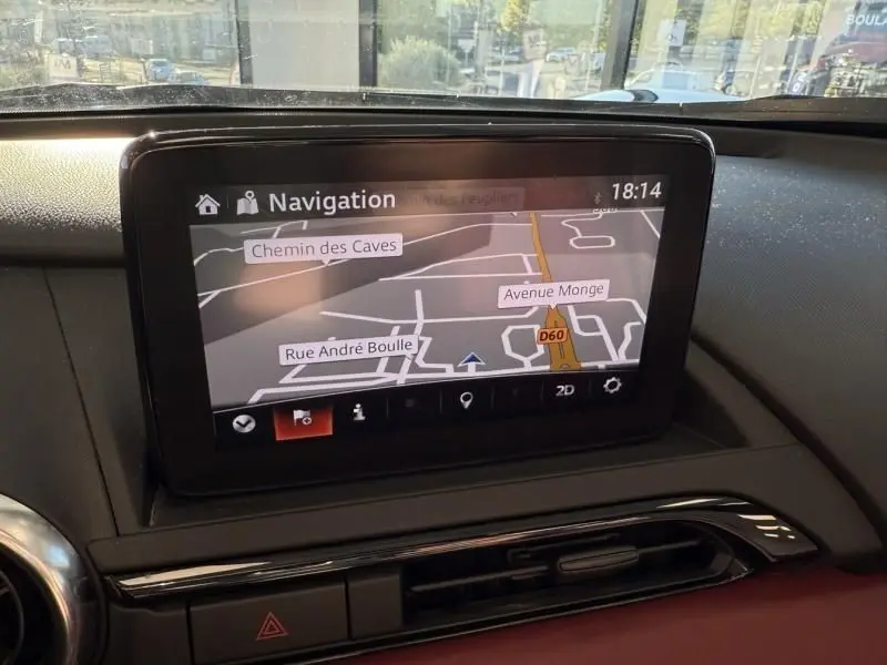 Écran de navigation central affichant une carte routière dans l'habitacle d'une Mazda MX-5 noire de 2020.
