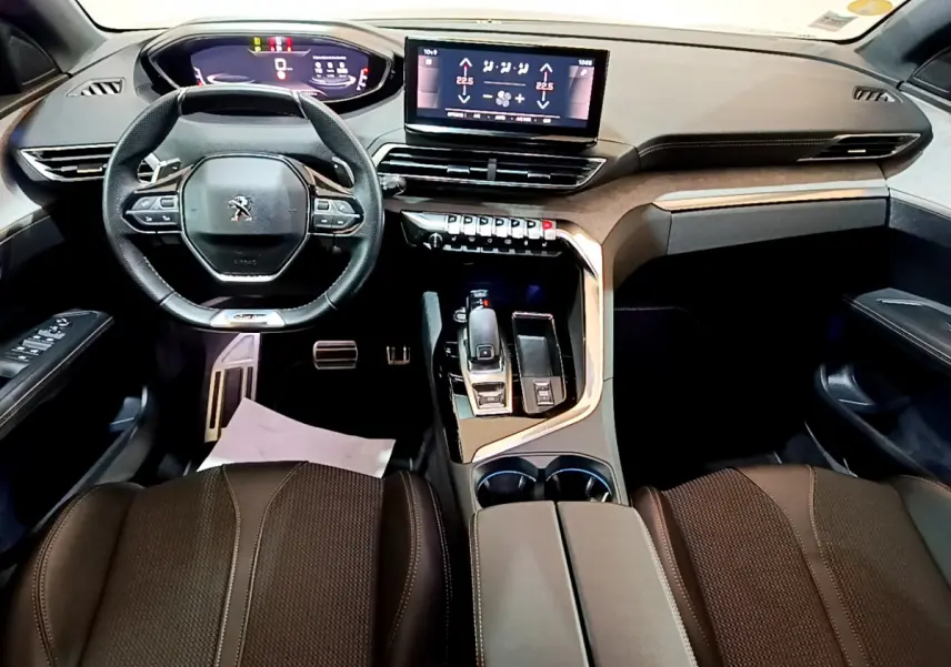 Intérieur du Peugeot 3008 GT 2023 vu de face, volant cuir, écran tactile central et combiné numérique lumineux.