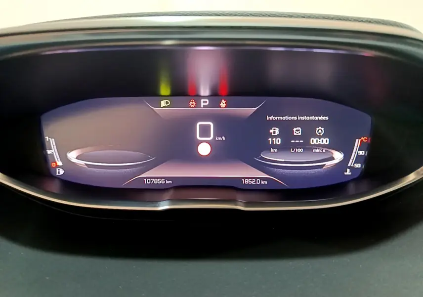 Combiné d'instruments numérique de Peugeot 3008 GT 2023 affichant vitesse, jauges et alertes au tableau de bord.