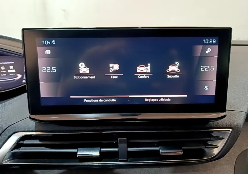 Écran tactile central du tableau de bord du Peugeot 3008 noir 2023 affichant les réglages de conduite et confort