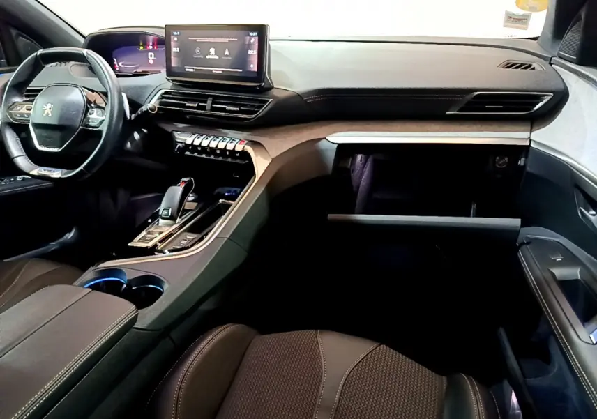Intérieur noir du Peugeot 3008 GT 2023 vu côté passager, avec tableau de bord numérique et écran tactile central.