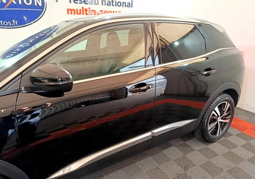 Profil côté gauche du Peugeot 3008 noir 2023 avec jantes alliage et détails chromés sur les portes