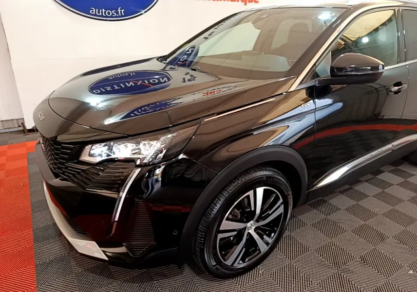 Vue 3/4 avant droit du Peugeot 3008 GT noir brillant, mettant en valeur ses phares LED et jantes alliage distinctives.
