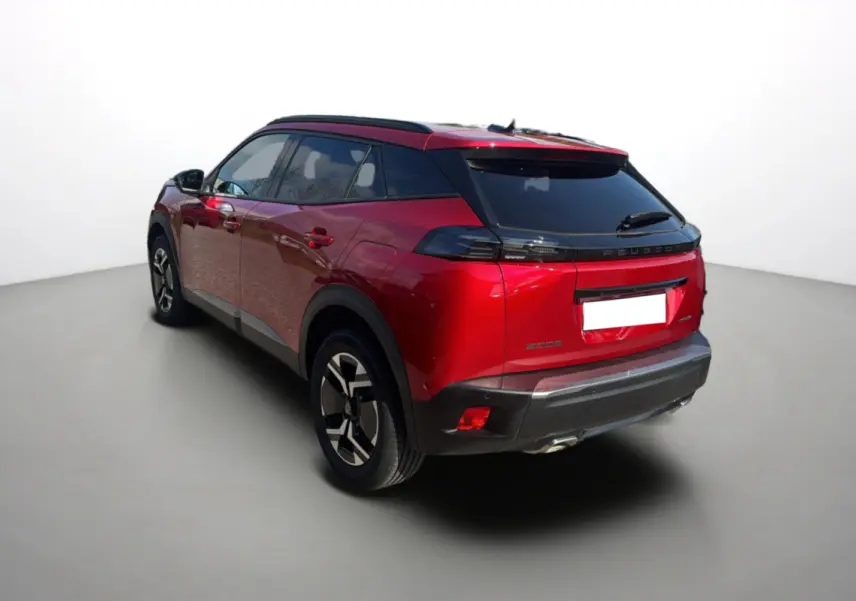 Peugeot 2008 rouge elixir vue 3/4 arrière droit, feux arrière LED et jantes alu 17 pouces visibles.