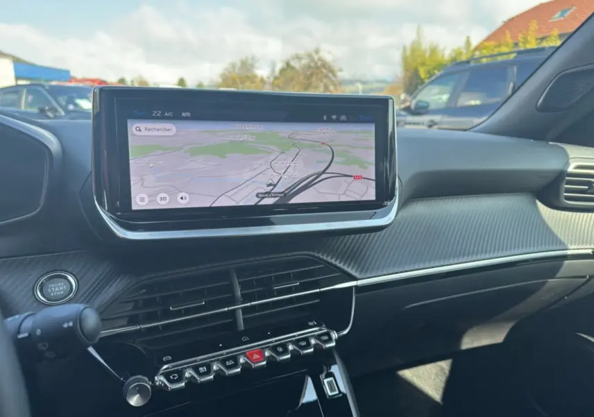 Vue intérieure du tableau de bord du Peugeot 2008 Hybrid 145 Allure Plus avec écran tactile GPS et finition noire moderne.