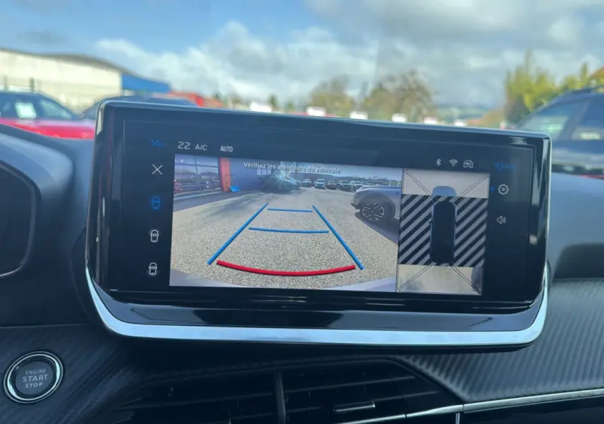 Écran tactile intérieur du Peugeot 2008 Hybrid 145 Allure Plus montrant la caméra 360 en marche.