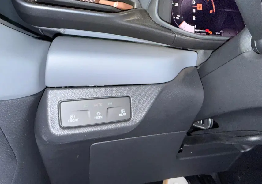 Détail du tableau de bord côté gauche du CUPRA TERRAMAR 1.5 eHybrid 2025 avec commandes d'éclairage et affichage numérique partiel.