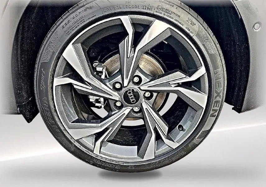 Gros plan sur la jante alu 18 pouces gris graphite de l'Audi A3 Sportback 2026 avec logo Audi au centre.