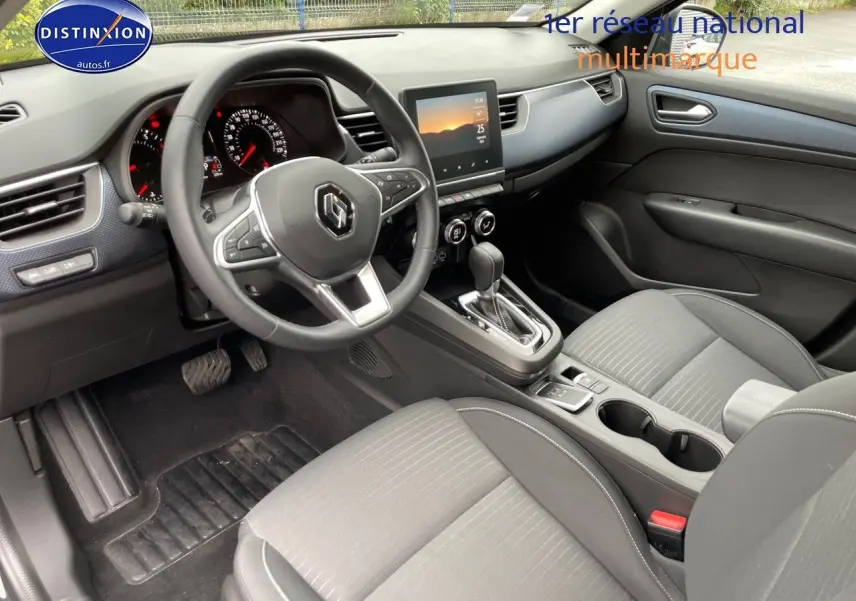 Intérieur du Renault Arkana 2023 noir métal, vue côté conducteur sur tableau de bord, volant et console centrale avec boîte auto.