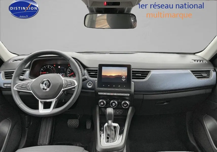 Intérieur du Renault Arkana noir métal 2023, vue frontale du tableau de bord avec écran tactile et volant multifonction.