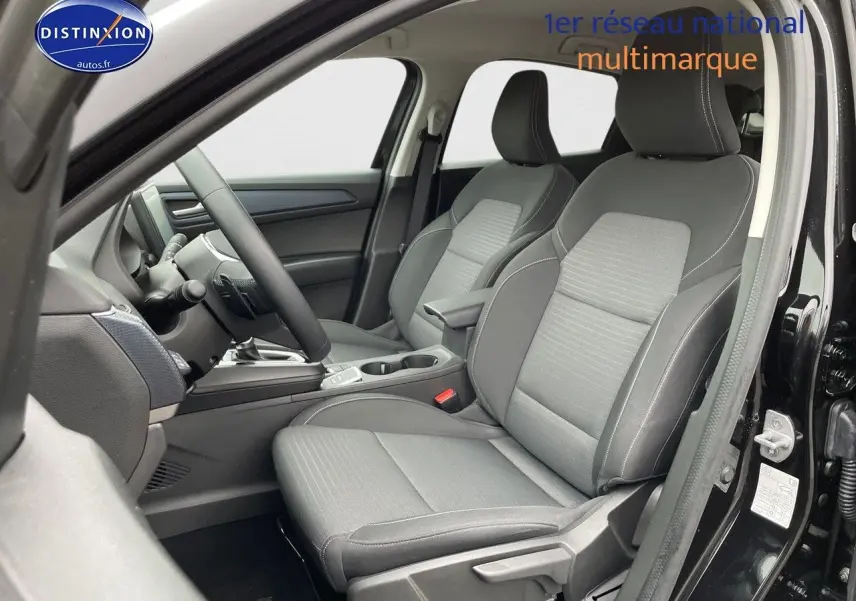Vue intérieure côté gauche du Renault Arkana noir métal 2023, sièges tissu gris et console centrale visible.