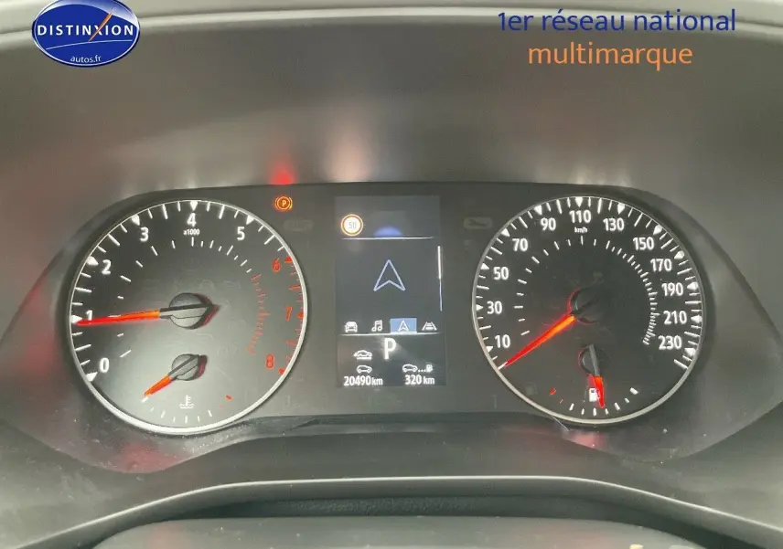 Tableau de bord du Renault Arkana 2023 montrant compte-tours, vitesse, et écran central avec navigation et kilométrage.