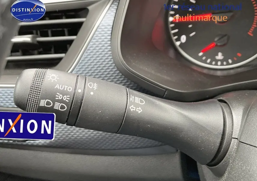 Gros plan sur la commande des feux et clignotants du tableau de bord d'une Renault Arkana noir métal 2023.