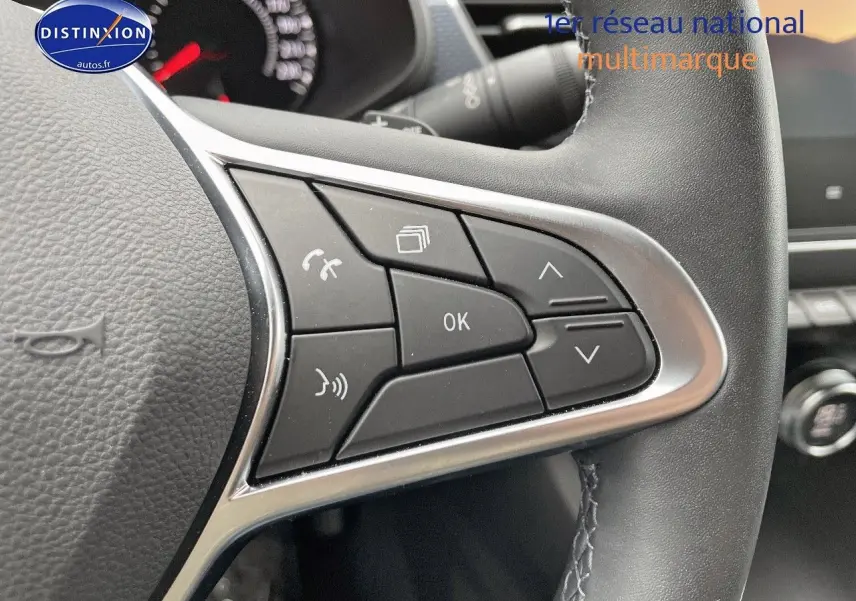 Gros plan sur les commandes multifonctions à droite du volant cuir d'une Renault Arkana noir métal 2023.