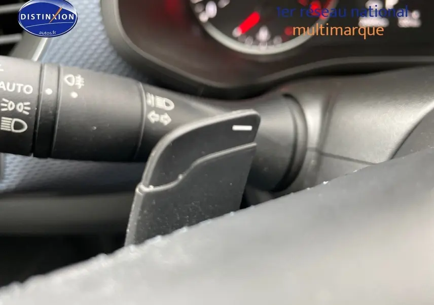 Gros plan sur la palette de changement de vitesse noire à droite du volant du Renault Arkana 2023 intérieur gris.