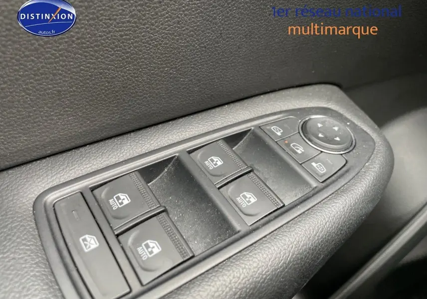 Gros plan sur les commandes des vitres électriques côté gauche d'une Renault Arkana noir métal 2023.