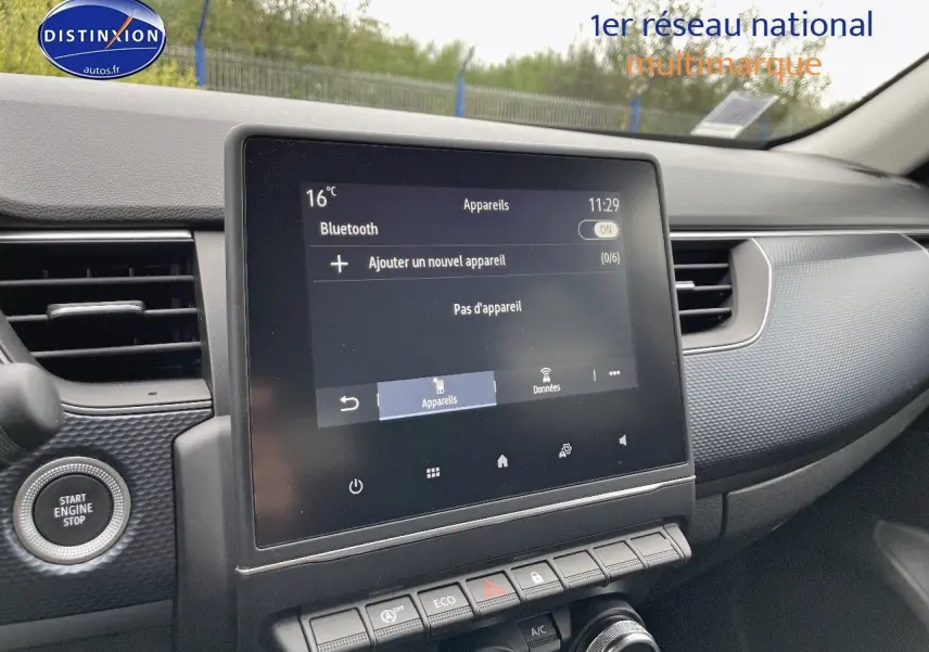 Vue rapprochée de l'écran tactile central et des commandes du tableau de bord d'un Renault Arkana noir métal 2023.