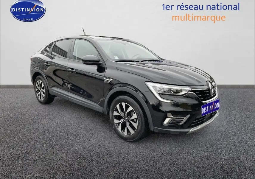 Renault Arkana noir métal en 3/4 avant droit, mettant en valeur ses lignes fluides et ses jantes bi-ton.