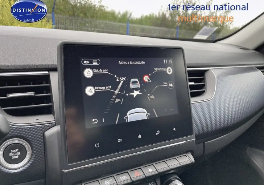 Écran tactile central du tableau de bord du Renault Arkana noir métal 2023 montrant les aides à la conduite.