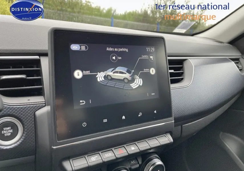 Vue rapprochée de l'écran tactile central du Renault Arkana noir métal 2023 montrant l'aide au parking active.