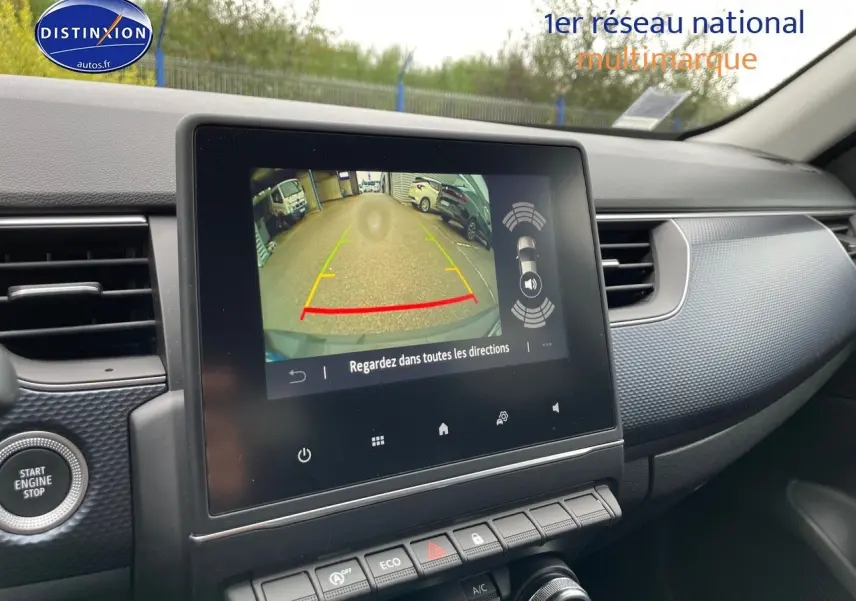Vue intérieure du tableau de bord du Renault Arkana noir métal 2023, écran affichant la caméra de recul et commandes centrales.