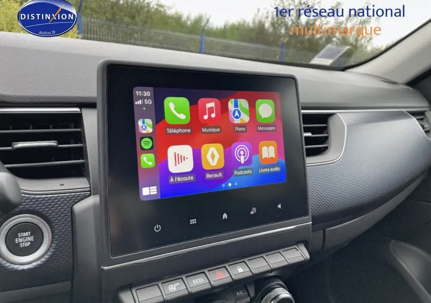 Tableau de bord du Renault Arkana 2023 avec écran tactile central affichant applications connectées, ambiance intérieure noire.