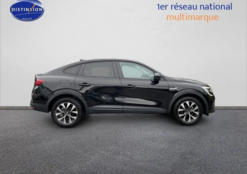 Profil droit d'une Renault Arkana noir métal 2023, version mild hybrid 140ch avec jantes bi-ton et lignes fluides.