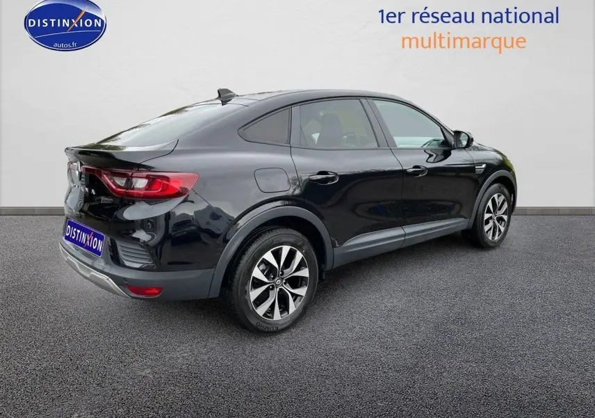 Renault Arkana noir métal en vue 3/4 arrière côté gauche, soulignant ses jantes bi-ton et silhouette coupé SUV.